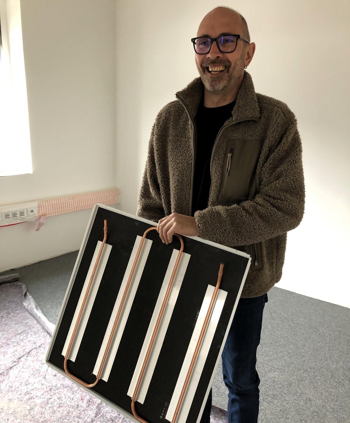 Sven Kötters mit einer Deckenplatte