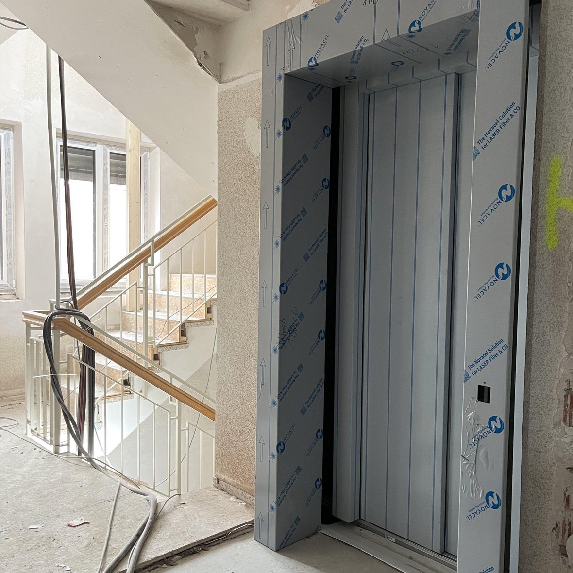 Der neue Aufzug ist eingebaut.