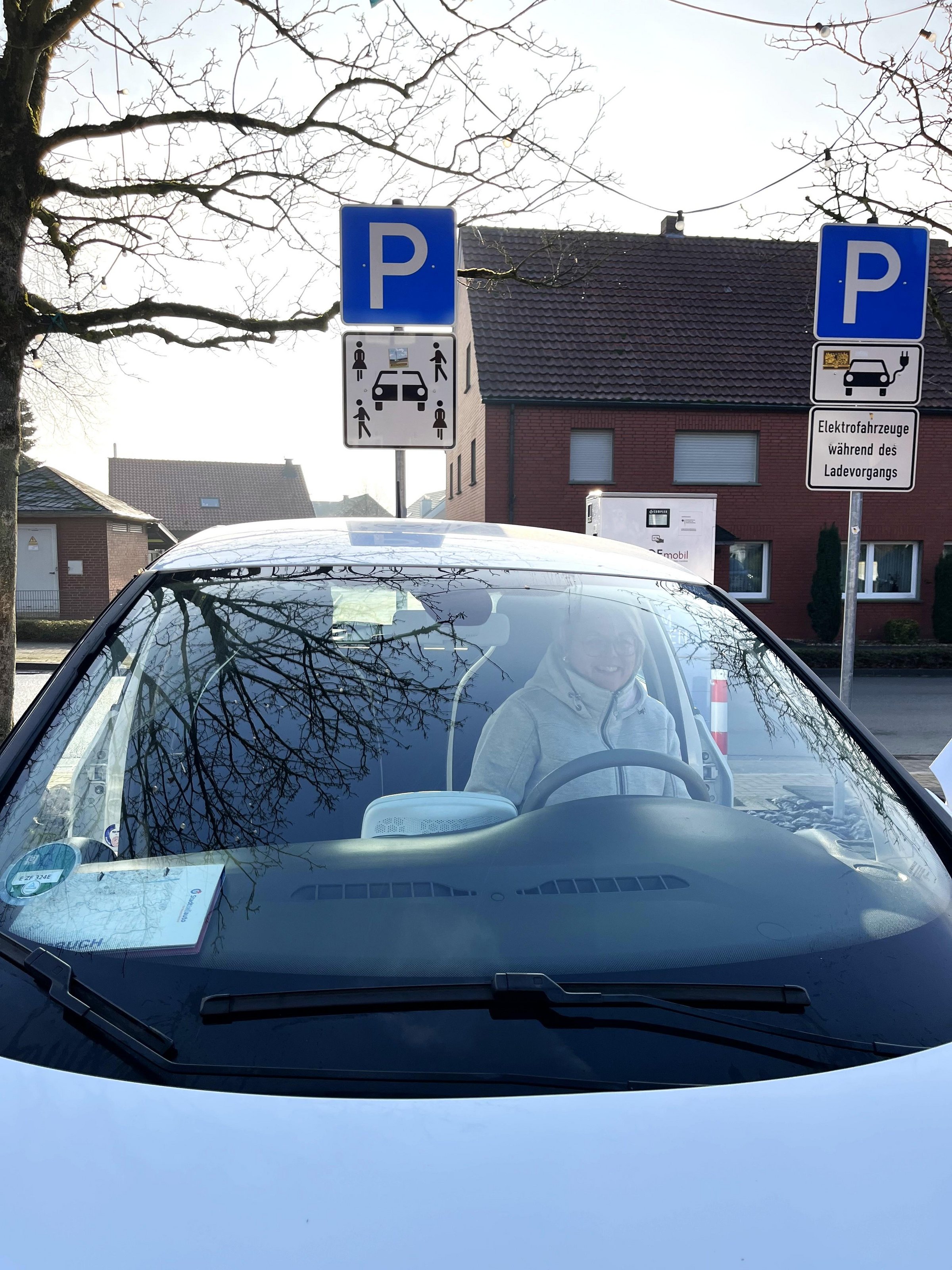Carsharing-Fahrzeug auf einem Carsharing-Parkplatz.
